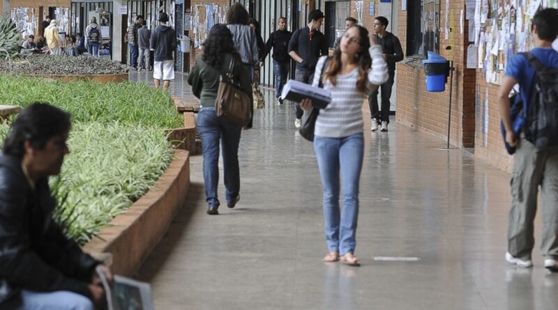 Estudantes de licenciatura podem se cadastrar para concorrer a bolsas