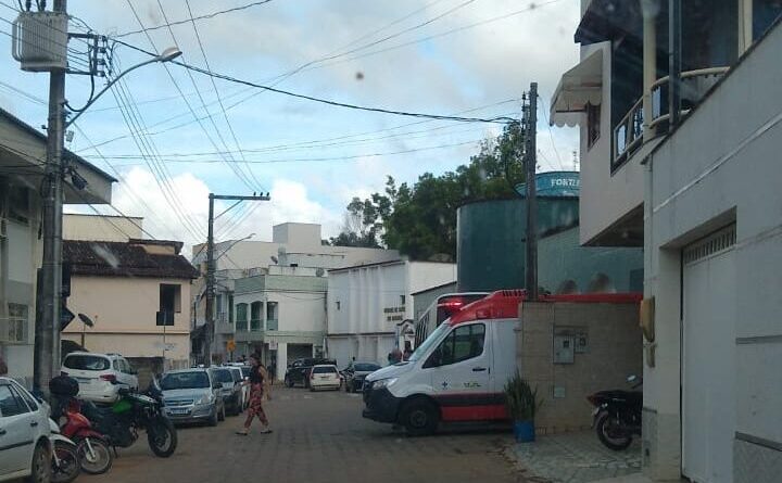 Homem arrasta ex-mulher para a rua, atira na nuca dela e tenta se matar no Rio Bananal