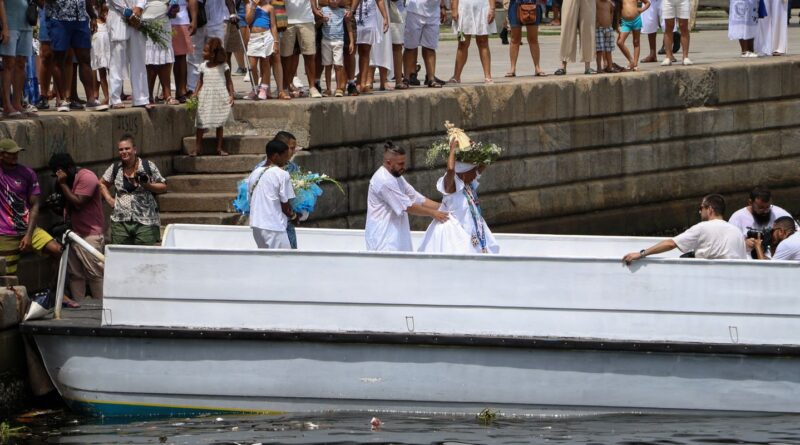 Milhares de fiéis celebram Dia de Iemanjá em cerimônias no Rio