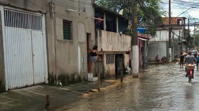 Moradores do Jardim Pantanal, em SP, se mobilizam após alagamentos 