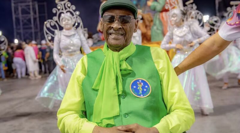 Morre Seo Carlão do Peruche, símbolo do carnaval de São Paulo