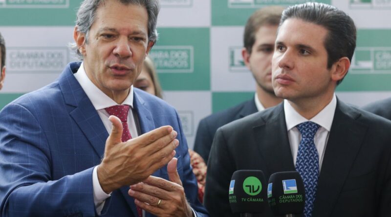 Reforma do IR e supersalários são prioridades de Haddad no Congresso