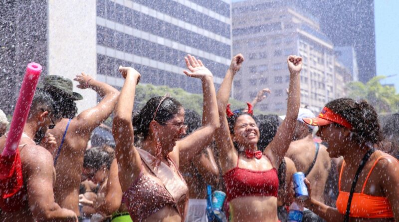 Rio tem sábado de praia, mais de 50 blocos e teste de luz na Sapucaí