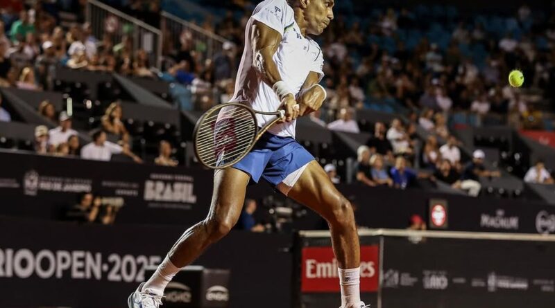 Thiago Monteiro avança às oitavas em dia de calor intenso no Rio Open