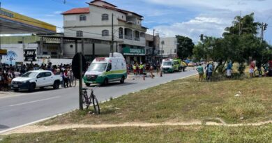 VÍDEO - Motociclista cai após colisão com porta de carro e morre atropelado por carreta em Sooretama