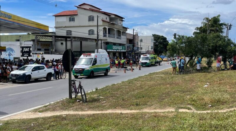 VÍDEO - Motociclista cai após colisão com porta de carro e morre atropelado por carreta em Sooretama