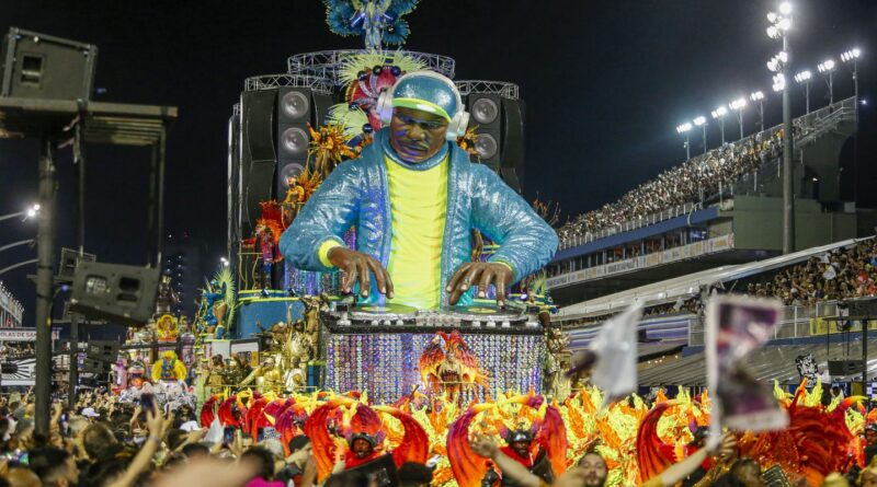 Afoxé Filhos da Coroa de Dadá abre segundo dia de desfiles em SP