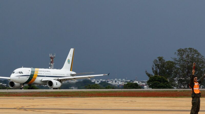 Avião presidencial arremete ao tentar pousar em Sorocaba