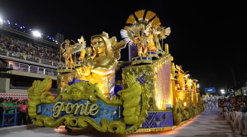 Carnaval carioca começa com desfile da Série Ouro e 22 blocos de rua