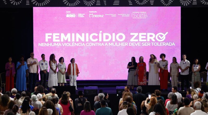 Desfile das Campeãs do carnaval carioca tem ação contra feminicídio