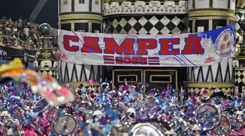 Desfile das campeãs encerra o carnaval paulistano em noite tranquila