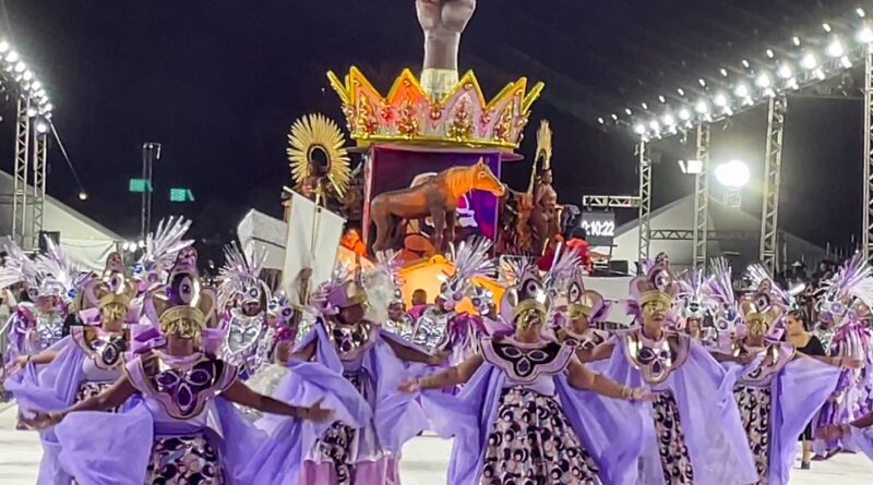 Desfile de escolas de samba reafirma tradição popular no RS