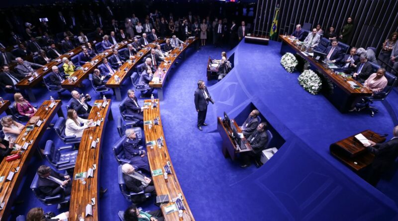 Em meio ao PL da Anistia, Senado homenageia redemocratização do Brasil