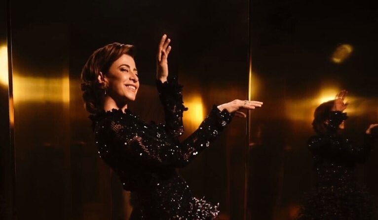 Fernanda Torres posta foto com o Oscar: 'Ainda Estamos Aqui Comemorando'