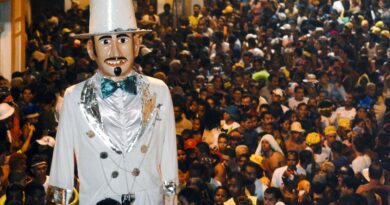 Frevo e axé agitam foliões nesta tarde no carnaval do Nordeste