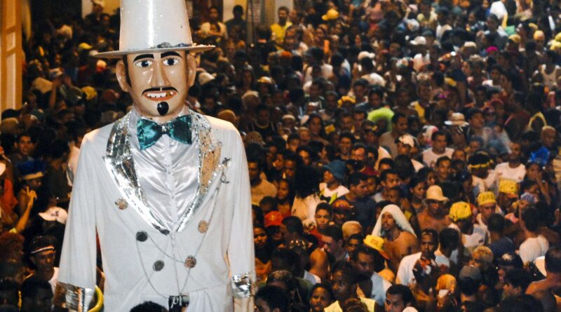 Frevo e axé agitam foliões nesta tarde no carnaval do Nordeste