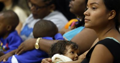 Mães vacinadas contra covid protegem bebês com aleitamento exclusivo