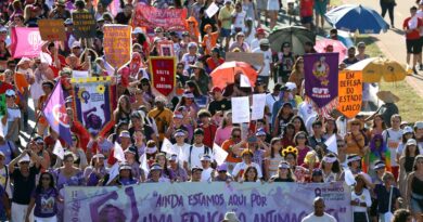 Mulheres do DF marcham por políticas públicas e contra o feminicídio