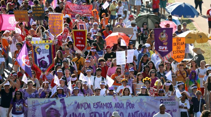 Mulheres do DF marcham por políticas públicas e contra o feminicídio