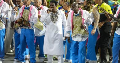 Neguinho da Beija-Flor faz seu último desfile disputando título