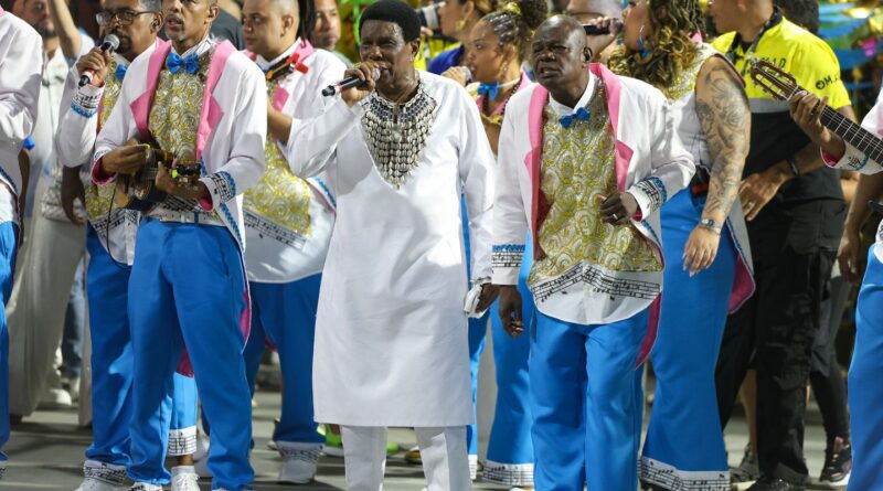 Neguinho da Beija-Flor faz seu último desfile disputando título