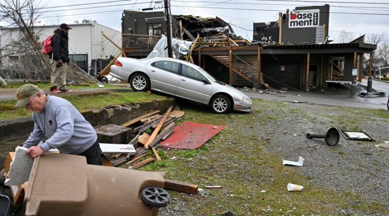 Número de mortos nos EUA por tornados do fim de semana sobe para 36