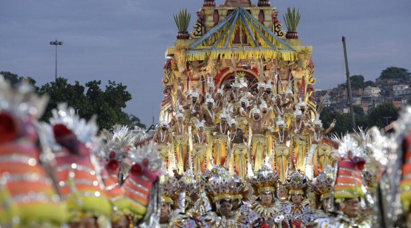 Oito escolas fecham Série Ouro no Sambódromo do Rio