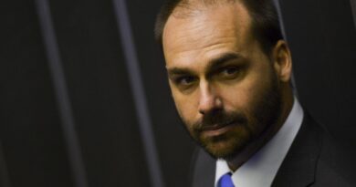 PGR dá parecer contra apreensão do passaporte de Eduardo Bolsonaro