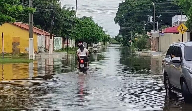 Parnaíba, no litoral do Piauí, tem ruas alagadas devido às fortes chuvas