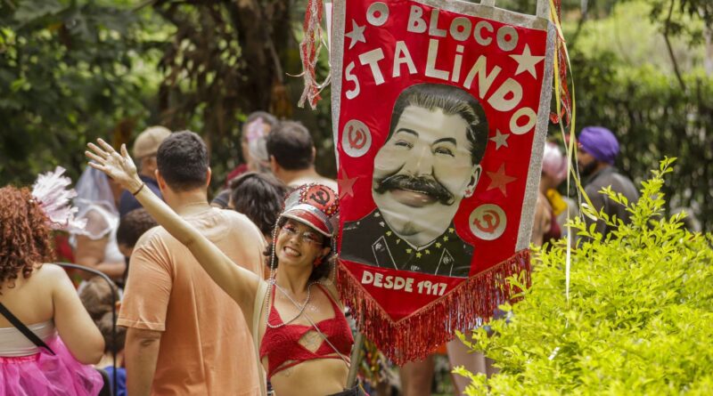 Poema charada convida foliões para cortejo de carnaval em Brasília