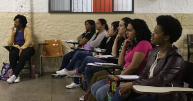 Rede de cursinhos populares dá bolsa de R$ 200 a estudantes