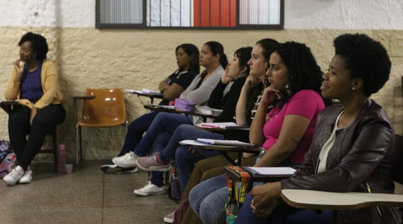 Rede de cursinhos populares dá bolsa de R$ 200 a estudantes