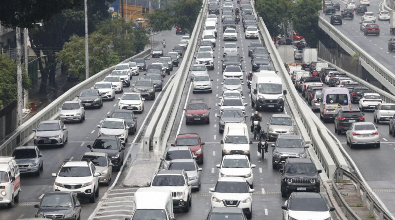 Rodovia dos Imigrantes tem tráfego lento no sentido capital paulista