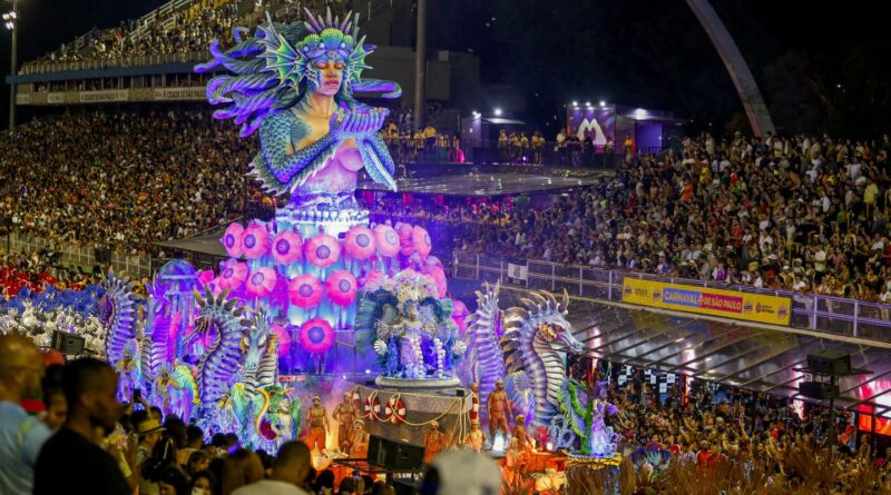 Sete escolas de samba abrem os desfiles no Sambódromo do Anhembi