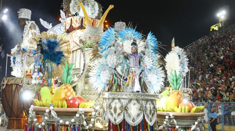 Tema afro domina a segunda noite de desfiles no Sambódromo do Rio