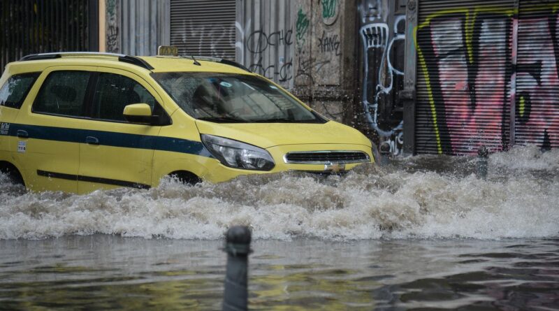 Temporal provoca alagamentos e quedas de árvores no Rio