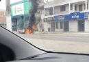 VÍDEO - Carro é destruído por incêndio no Centro de Jaguaré