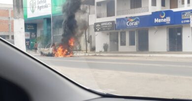 VÍDEO - Carro é destruído por incêndio no Centro de Jaguaré