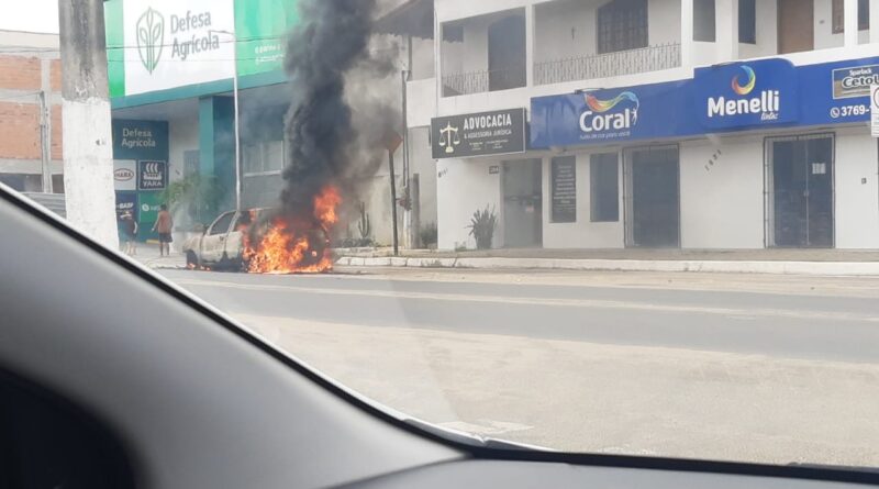 VÍDEO - Carro é destruído por incêndio no Centro de Jaguaré