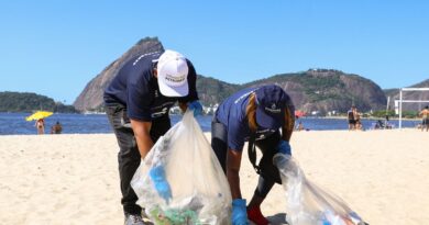Voluntários retiram mais de 600 kg de resíduos da Baía de Guanabara