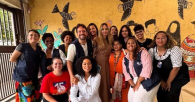 Angelina Jolie visita ONG de imigrantes e refugiados na zona leste de São Paulo