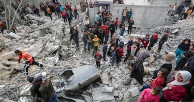 Ataques aéreos israelenses matam 10 em escola com desabrigados
