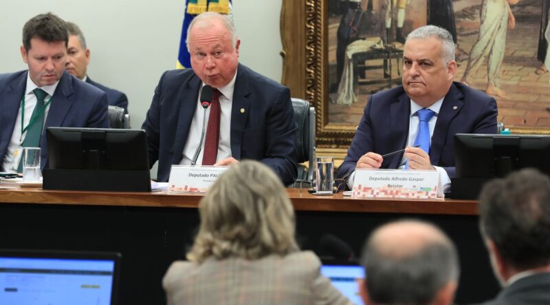 CCJ analisa suspenção de ação contra Bolsonaro e Ramagem no STF