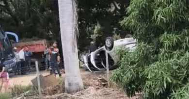 Carro capota e fica com as rodas para cima na Rodovia do Café em Nova Venécia
