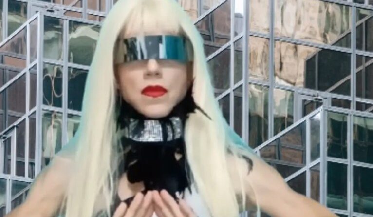 Cover da Lady Gaga atrai passageiros na rodoviária do Rio de Janeiro