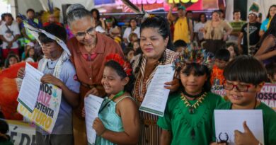 Crianças indígenas entregam manifesto pelo meio ambiente a ministras
