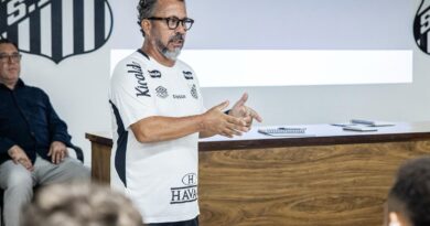 Ex-auxiliar de Tite, Cleber Xavier debuta como técnico no Santos