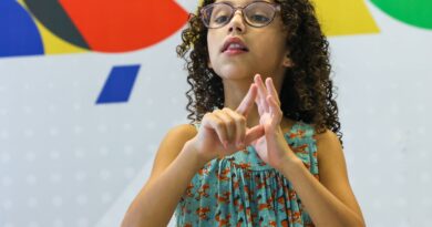 Hoje é Dia destaca a alfabetização de pessoas com deficiência auditiva