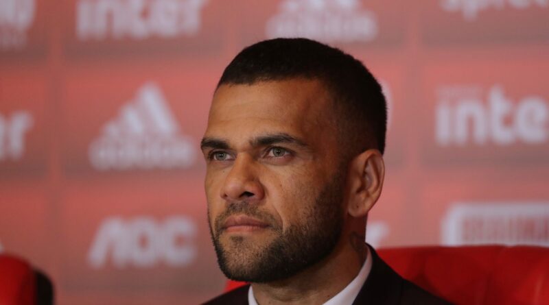 Movimento feminista protesta contra revogação da pena de Daniel Alves