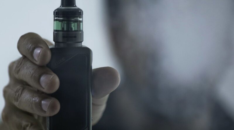 Plataformas devem remover propagandas de cigarros eletrônicos